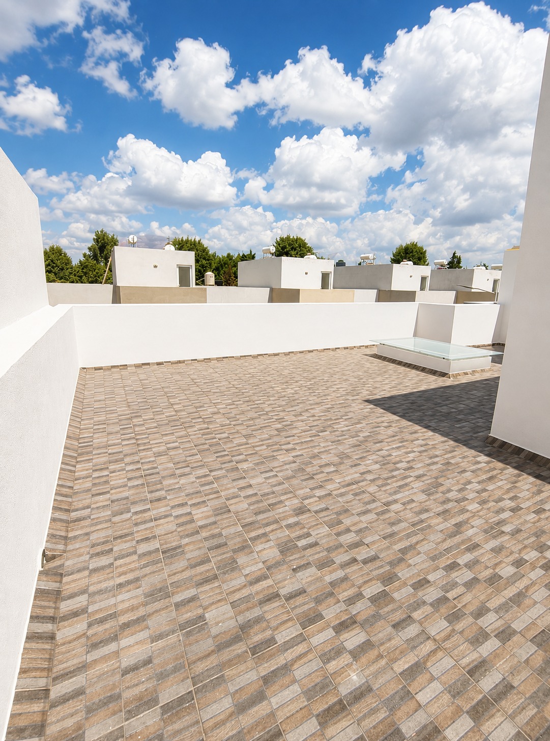 Roof garden amplio con pretiles altos que garantizan privacidad y vista abierta al cielo