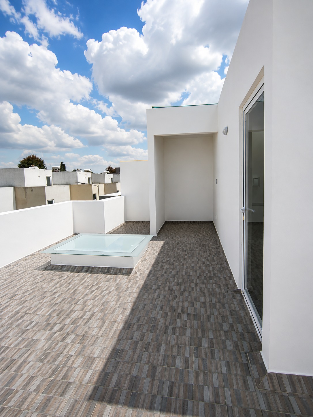 Roof garden privado con acceso desde el interior, domo de cristal y piso cerámico